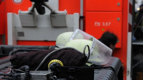 Nemški gasilci tri ure reševali moškega s penisom v vadbeni uteži