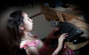 Ob posvetu o zlorabah otrok na internetu poziv k sodelovanju vseh institucij in uporabnikov