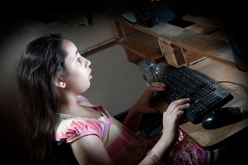 Ob posvetu o zlorabah otrok na internetu poziv k sodelovanju vseh institucij in uporabnikov (foto: profimedia)