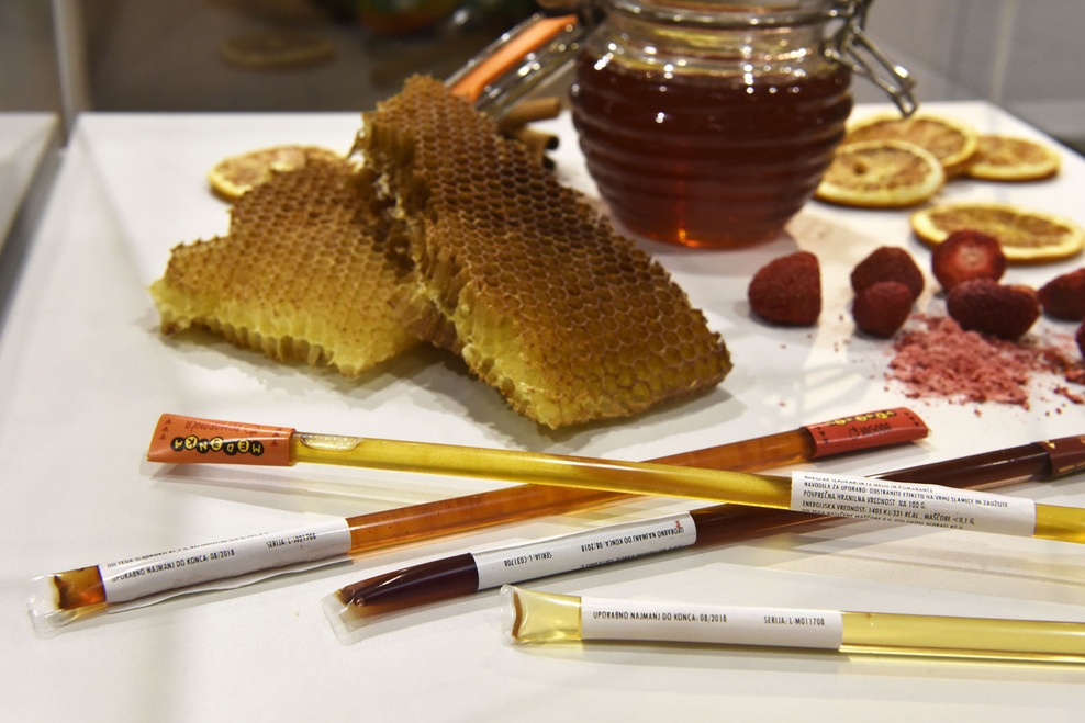 Medenka je naravna sladkarija, narejena iz le dveh sestavin, domačega slovenskega medu in sadja.