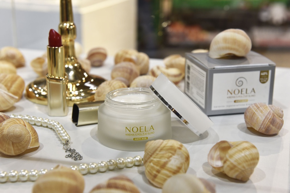 Noela je krema za nego obraza, ki vsebuje kar 40 % polžje sline. Zaradi visoke vsebnosti sline ima izjemno regeneracijsko sposobnost.