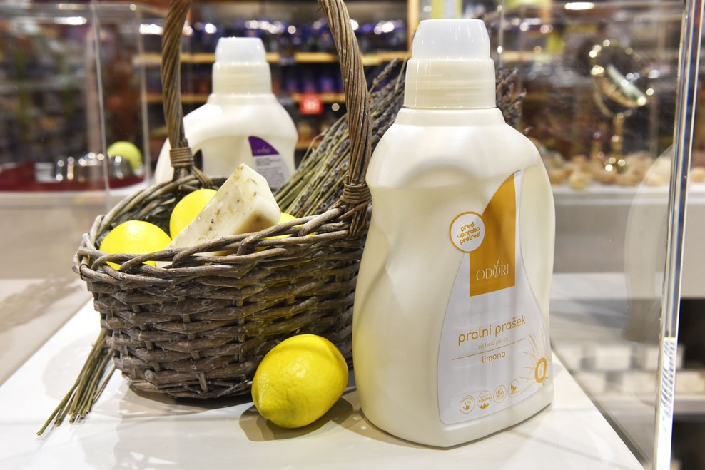 Odori je popolnoma naravnem pralni prašek v peni za strojno in ročno pranje belega in občutljivega barvnega perila.