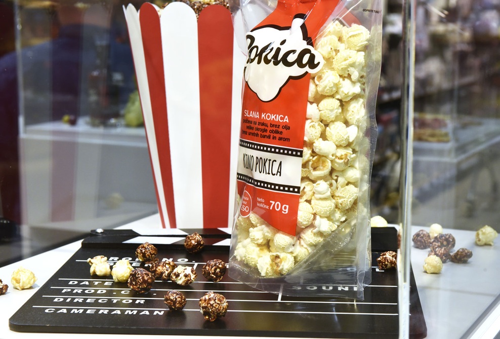 Pokica je pokovka, narejena iz posebne sorte gensko nespremenjene koruze. Pripravljena je brez olja, zgolj z vročim zrakom, ter je brez umetnih barvil in ojačevalcev okusa.