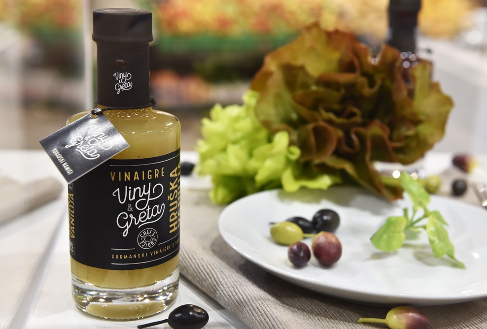 Viny & Greta so 100 % naravni gurmanski vinaigre prelivi, pripravljeni na osnovi izbranega sadja in domačega kisa.
