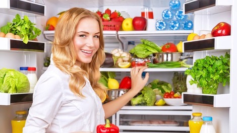 Nutricionisti svetujejo: 9 živil, ki bi jih vedno morali imeti v hladilniku