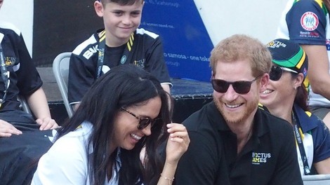 Princ Harry z dekletom Meghan Markle prvič skupaj v javnosti