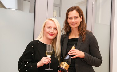 Za okusno kapljico na dogodku je poskrbela vinarka Sabina Horvat Goropevšek (desno), za Lucijino obleko pa Urša Drofenik (levo).