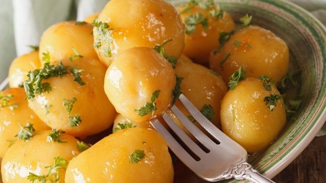 Krompir v našem vsakdanu: Lahko je zdravilo in del kozmetične nege!