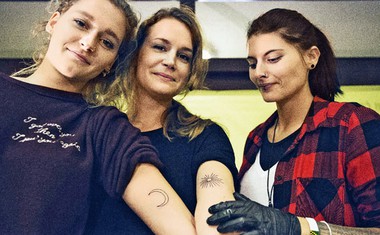 Eva Puppis: Znova tetovirala znano Slovenko