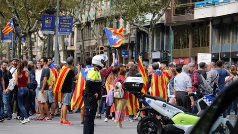 Skupina vidnih osebnosti s peticijo v podporo Kataloniji