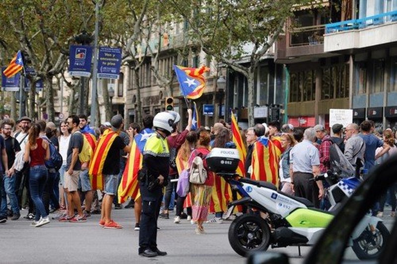Skupina vidnih osebnosti s peticijo v podporo Kataloniji (foto: profimedia)
