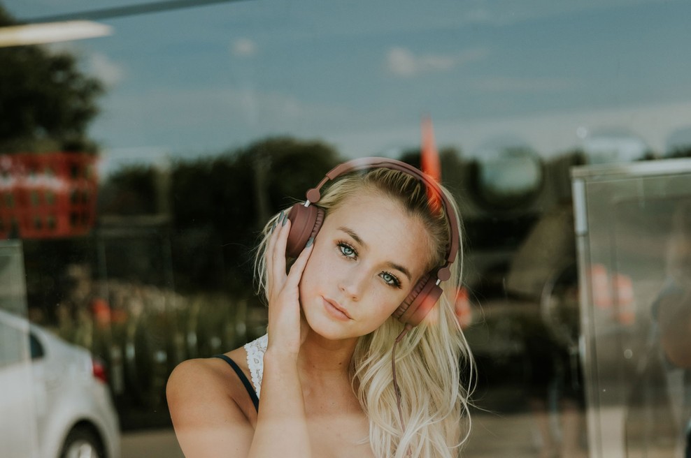 Kurja polt ob poslušanju glasbe - znak intenzivnejših čustev (foto: averie woodard on Unsplash)