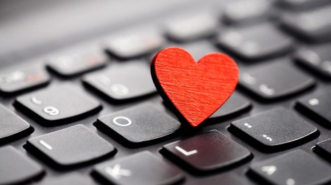 Grda resnica spletnih zmenkov: lažni profili in internetni sleparji
