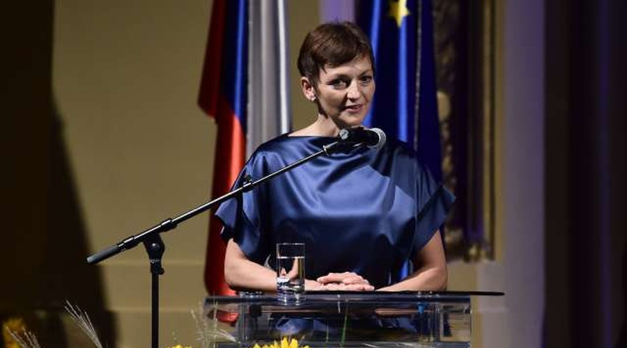 Maja Makovec Brenčič - ministrica za šport, ki zares tudi veliko športa! (foto: STA)