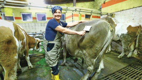 Darja Tomažin po vrnitvi na svojo kmetijo srečna med živalmi