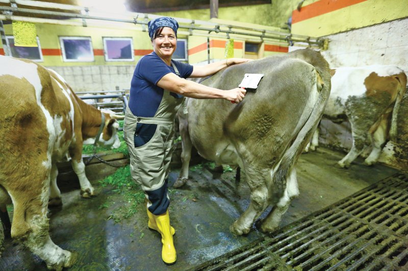 Darja Tomažin po vrnitvi na svojo kmetijo srečna med živalmi (foto: Osebni arhiv)