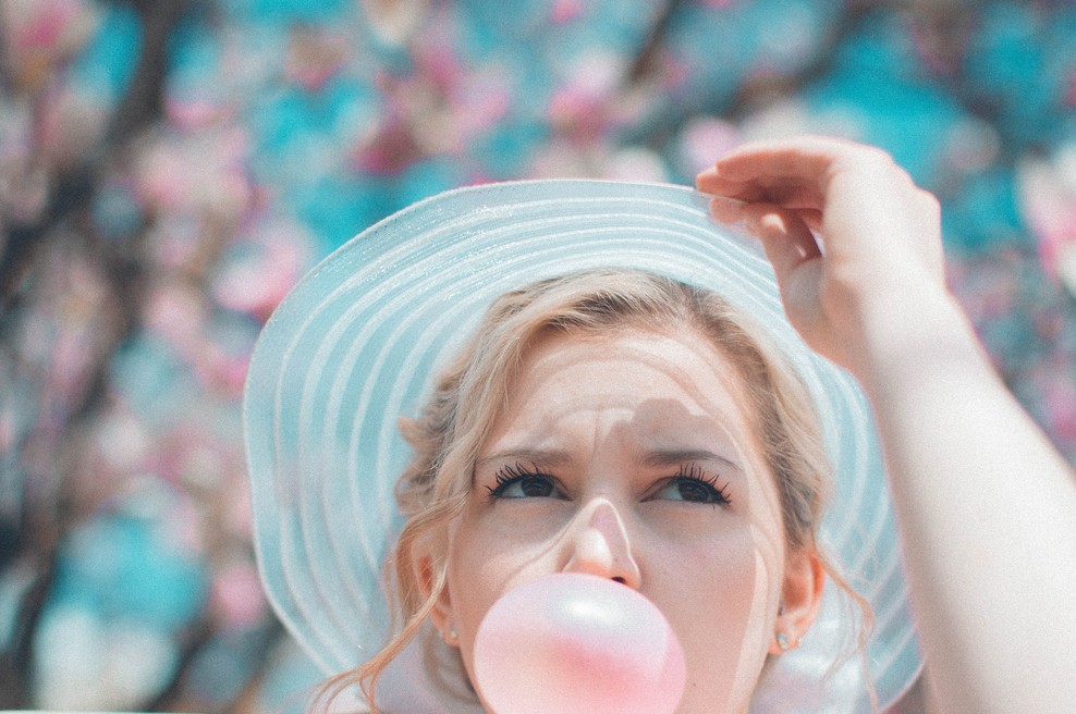 Zakaj strokovnjaki priporočajo žvečilni gumi? (foto: Nik MacMillan on Unsplash)