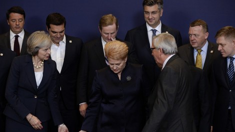 Juncker spet nagajiv, tokrat poljubček Plenkoviću