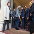 Macronov pes je med srečanjem članov vlade dvignil zadnjo tačko ob kamin v Elizejski palači