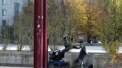 Bombni tehniki razstrelili kovček na Trgu republike, vsebina ni bila nevarna