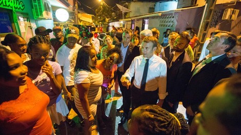 Emmanuela Macrona so v Francoski Gvajani pozdravili tudi z marihuano