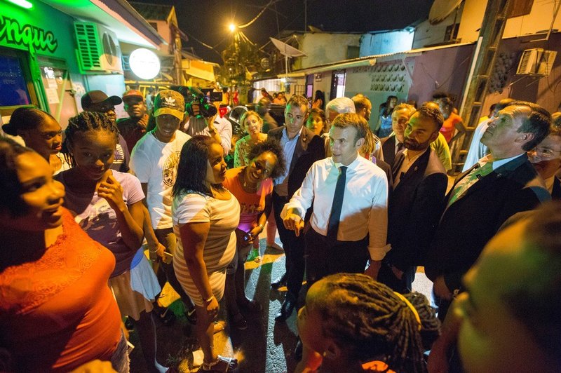 Emmanuela Macrona so v Francoski Gvajani pozdravili tudi z marihuano (foto: profimedia)