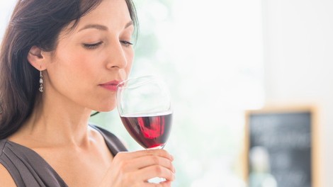 Študija razkriva: Pitje rdečega vina povečuje plodnost