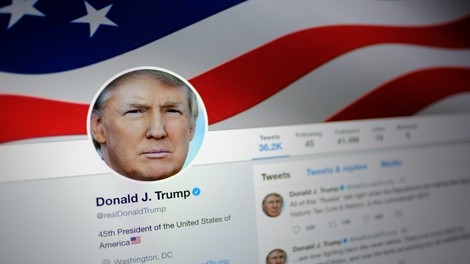 Donald Trump z jeznim rafalom tvitov zaradi prvih obtožnic za rusko vpletanje v volitve!