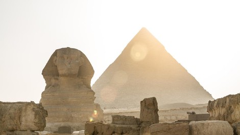 V Keopsovi piramidi odkrili kot letalo velik prazen prostor!