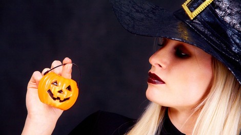 Najbolj izviren Halloween kostum: Našemila se je v “zavezanost” in pod fotografijo označila vse bivše