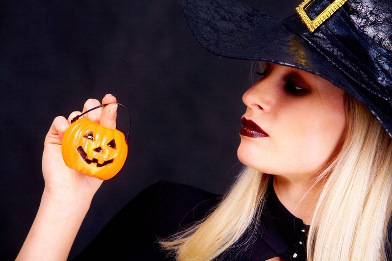 Najbolj izviren Halloween kostum: Našemila se je v “zavezanost” in pod fotografijo označila vse bivše (foto: Profimedia)