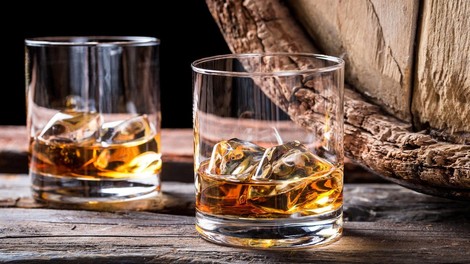 Kitajskemu milijarderju drago prodali 140 let star viski, ki je v resnici 100 let mlajši!