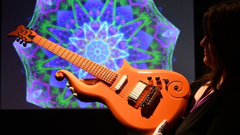 Za Princeovo zelenomodro kitaro iztržili 600.000 evrov