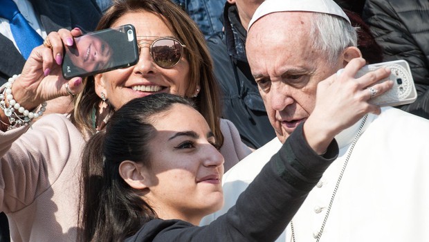 Papež duhovnikom in vernikom naroča, naj odložijo pametne telefone (foto: profimedia)