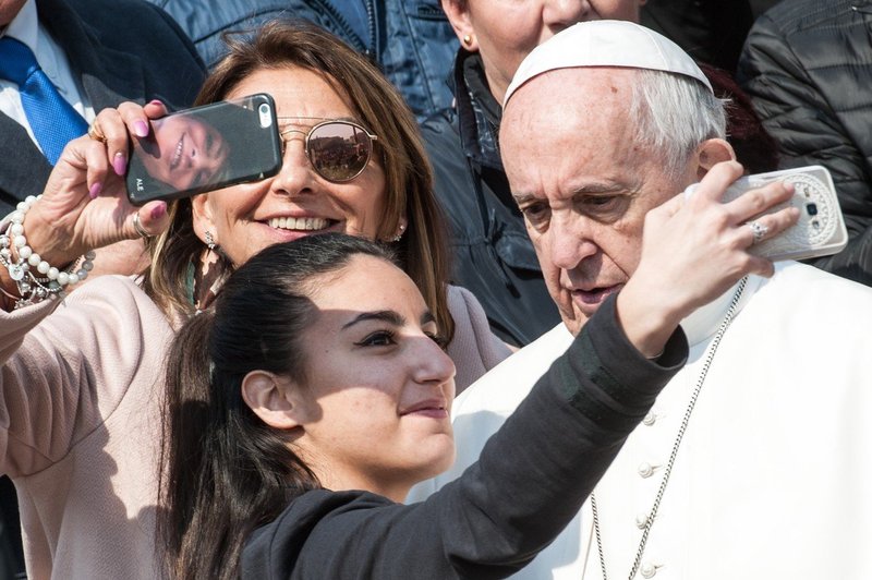 Papež duhovnikom in vernikom naroča, naj odložijo pametne telefone (foto: profimedia)