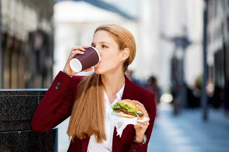Prehranjevanje "stoje" ima lahko tudi pozitivne učinke (foto: Shutterstock)