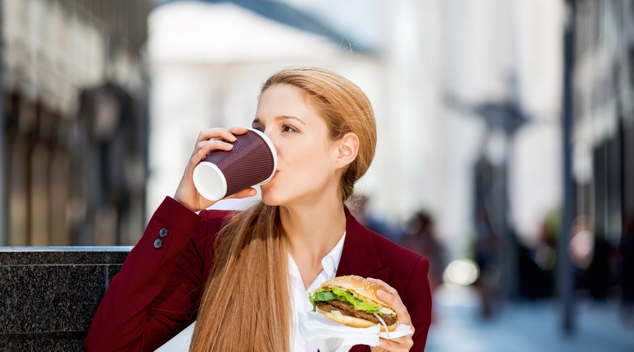 Prehranjevanje "stoje" ima lahko tudi pozitivne učinke (foto: Shutterstock)