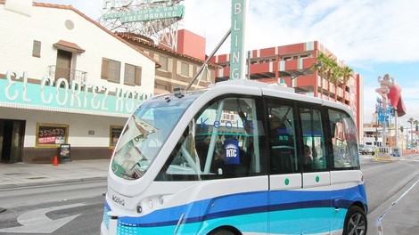 Las Vegas: Avtobus brez voznika že prvi dan udeležen v trčenju