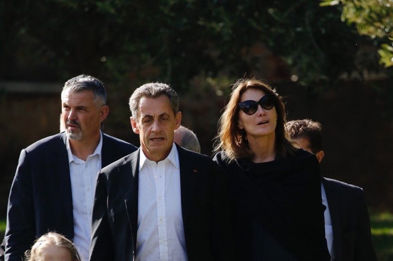 Carlo Bruni Sarkozy na glasbeni turneji spremlja hčerka (foto: profimedia)