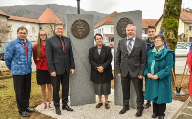 Z leve - Aleš Ojsteršek, dr. Mitja Ferenc, Jelka Mrvar, župan Franc Škufca, kiparka Alenka Vidrgar in učenca OŠ Žužemberk.