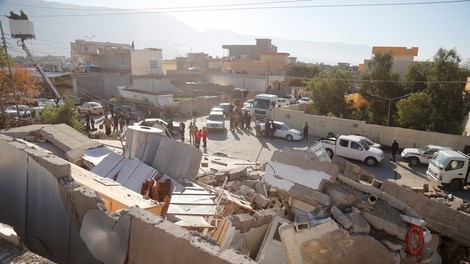 Število žrtev uničujočega potresa v Iranu in Iraku preseglo 300