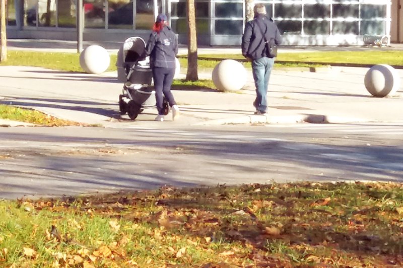 Tanja Žagar z Mikijem in Karlom na sprehodu (foto: N.  Divja)