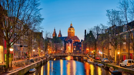 Amsterdam slovi po kanalih in družabnosti