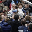 Papež Frančišek ob svetovnem dnevu revežev deli hrano