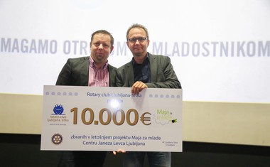 Predsednik Rotary klub Šiška Uroš Pirh je predal bon 10.1000 evrov ravnatelju Centra Janeza Levca dr. Mateju Rovšku.