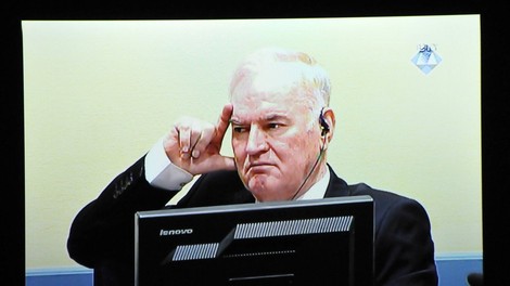 Haaško sodišče Mladića obsodilo na dosmrtno kazen