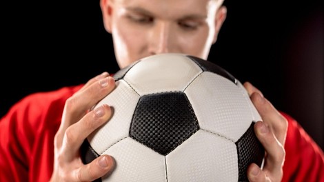 V Veliki Britaniji bodo preverili povezavo med nogometnimi poškodbami glave in demenco!