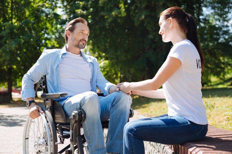 Beletrina ob mednarodnem dnevu invalidov z brošuro Brez zadreg pri komuniciranju z invalidi (foto: profimedia)