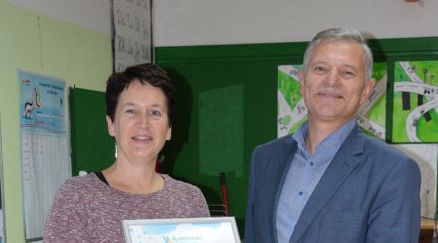 Potrdilo Zdravo bolj zdravo - voda iz pipe je prevzela ravnateljica Osnovne šole Velika Dolina Mojca Bregar Goričar. (foto: Komunala Brežice)