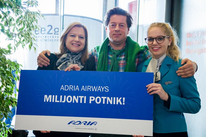 Milijontega potnika Adria Airways Tilna Klevišarja sta sprejeli predstavnica podjetja Manca Uršič Rosas in stevardesa letalske družbe. (foto: Adria Airways)